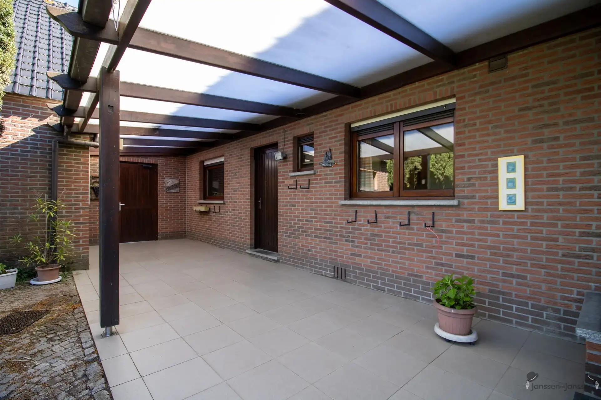 Ruime op te frissen woning met 4 slaapkamers en ruime garage op 1.276 m² foto 11