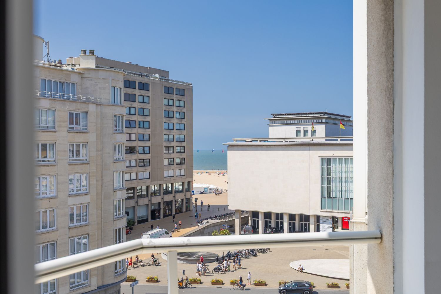Ruim, gerenoveerd drie slaapkamer appartement in hartje Oostende foto 10