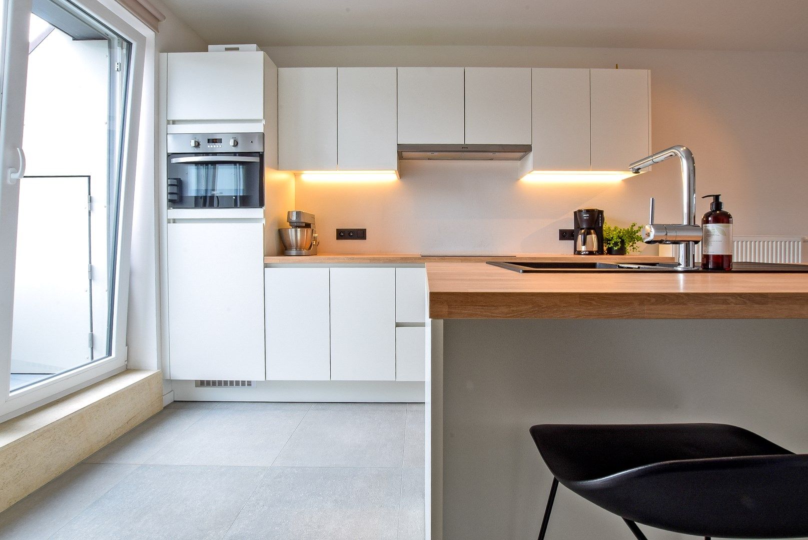 Prachtig recent (2021) duplexappartement (102 m²) met 2 slaapkamers te Nieuwpoort stad. foto 3