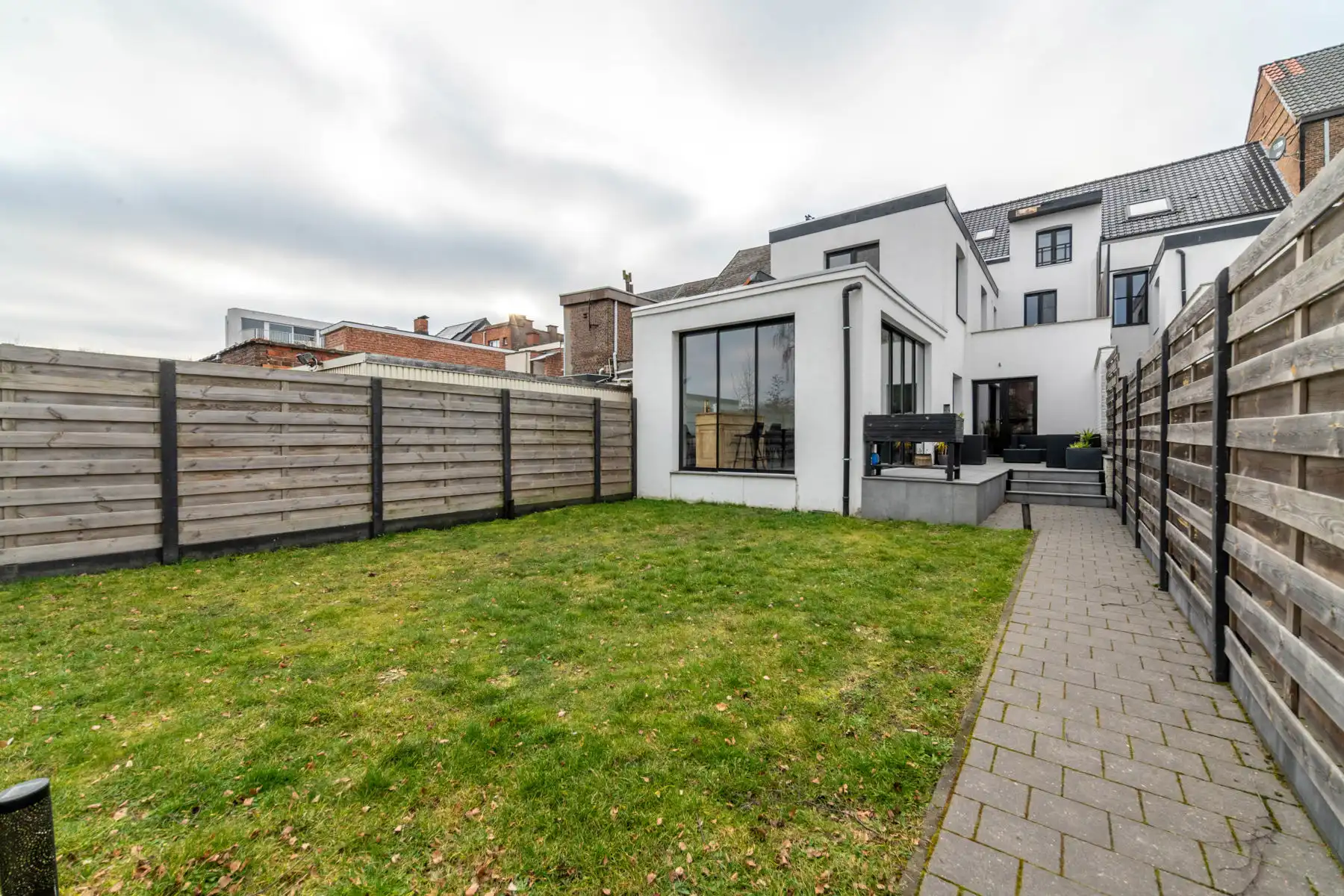 Instapklare, ruime gezinswoning met 5 slaapkamers en praktijkruimte te Boom. foto {{pictureIndex}}