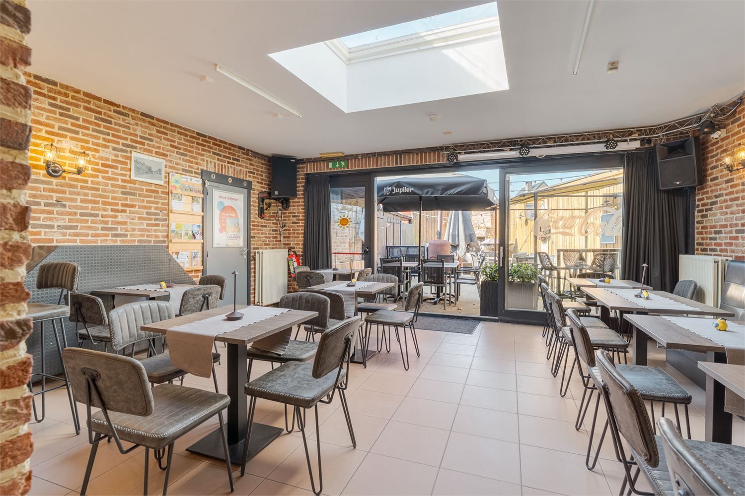 Instapklaar handelspand met woonst op toplocatie – horeca-inboedel inbegrepen! foto 14