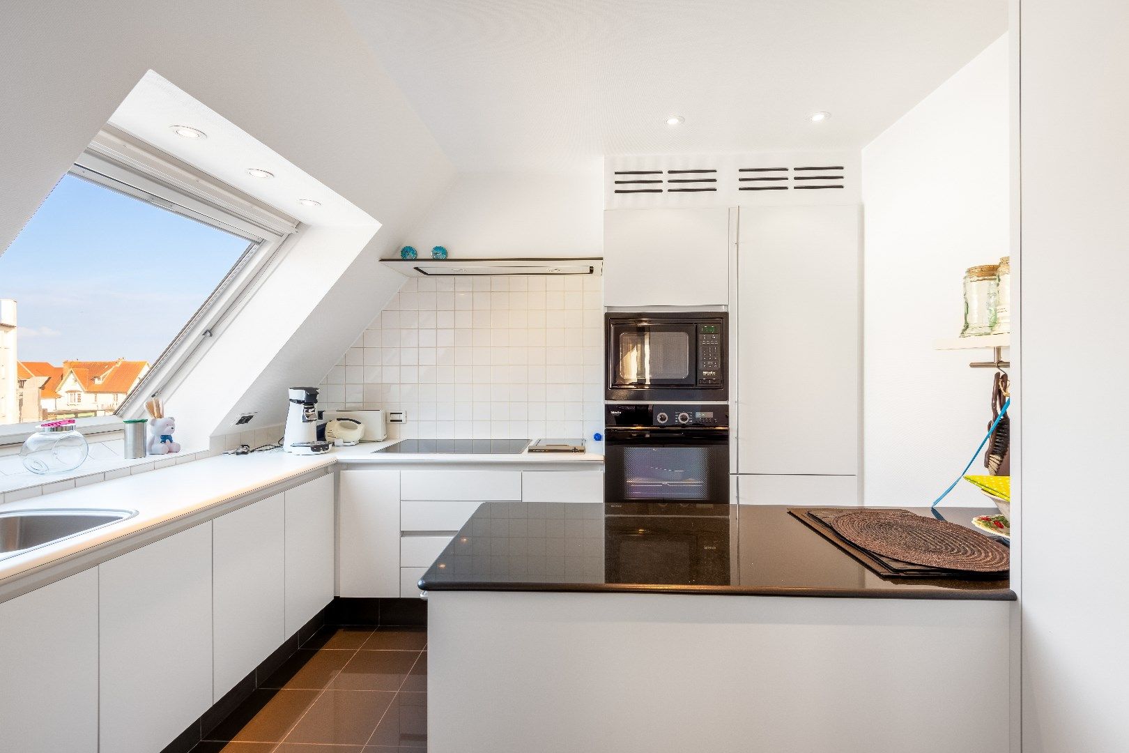 Uniek gelegen appartement (plateau) in een villa residentie met weidse zichten op enkele passen van het Albertplein en de Zeedijk.  foto 8