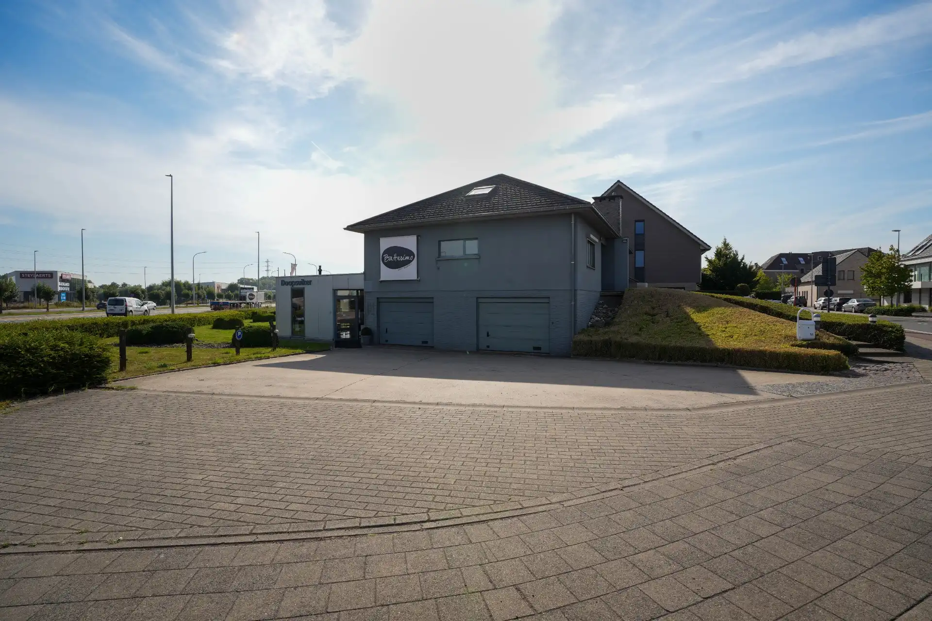 Handelspand met woning op uitzonderlijke locatie. foto {{pictureIndex}}