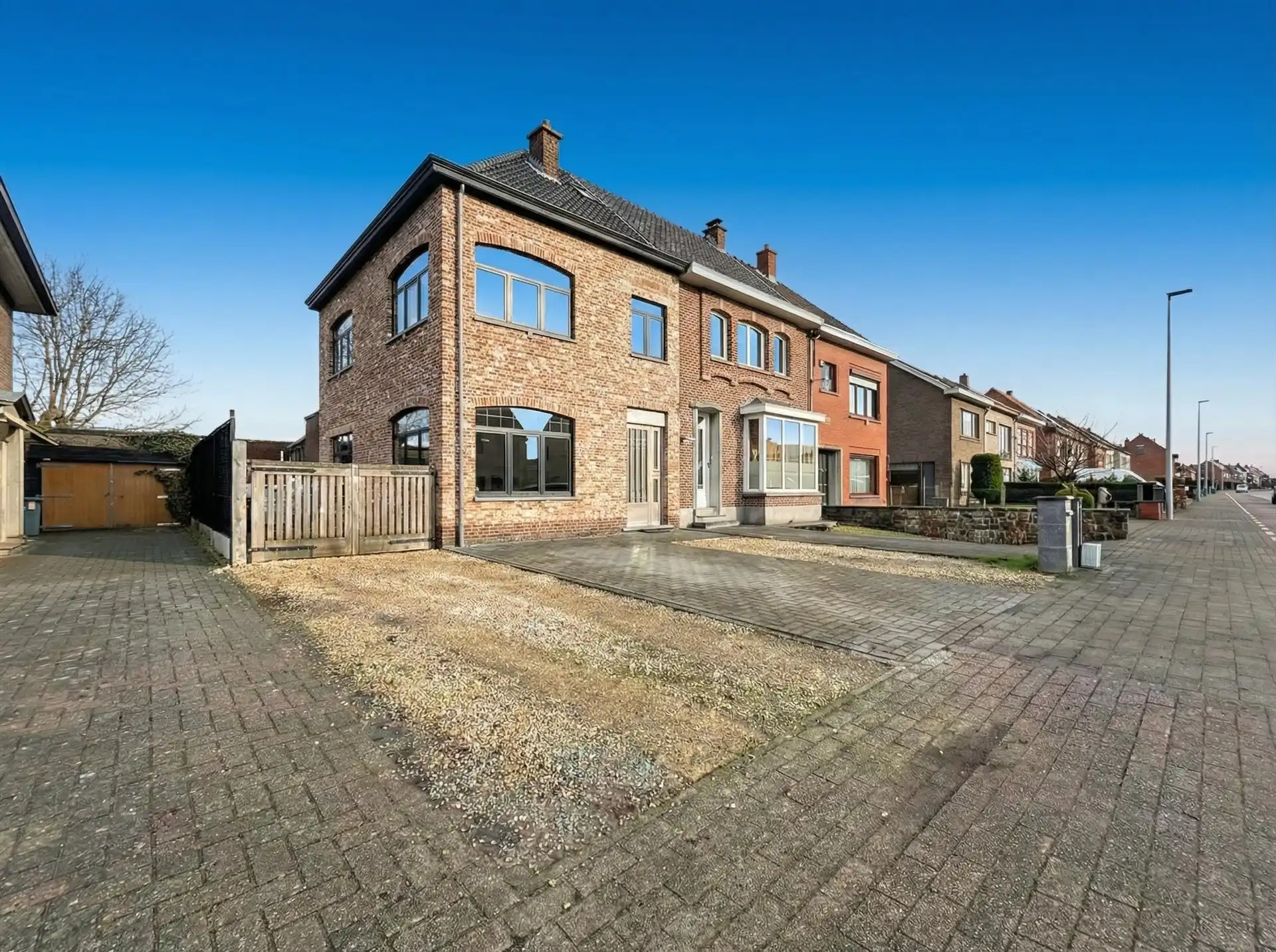 half open bebouwing met 3 slaapkamers, zwembad en garage op perceel van 312m²  foto {{pictureIndex}}