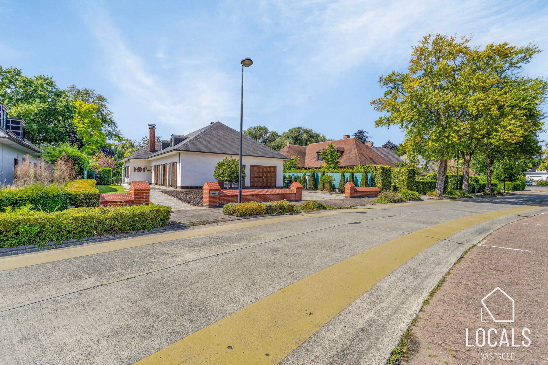 Villa in felbegeerde wijk in centrum Ninove foto 1