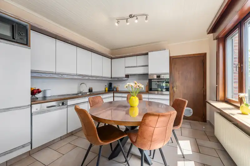 Instapklare gezinswoning met 4 slaapkamers en dubbele garage foto 11