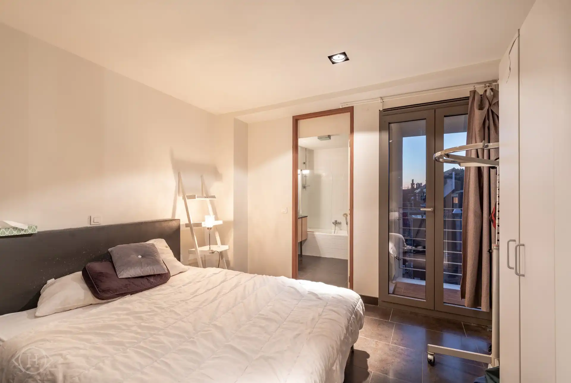 Stijlvol tweeslaapkamerappartement met terras foto 7