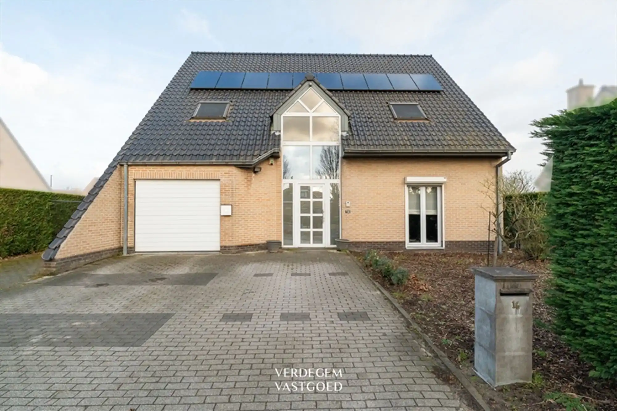 Ruime gezinswoning met 4 slaapkamers, garage en tuin in rustig straatje foto {{pictureIndex}}