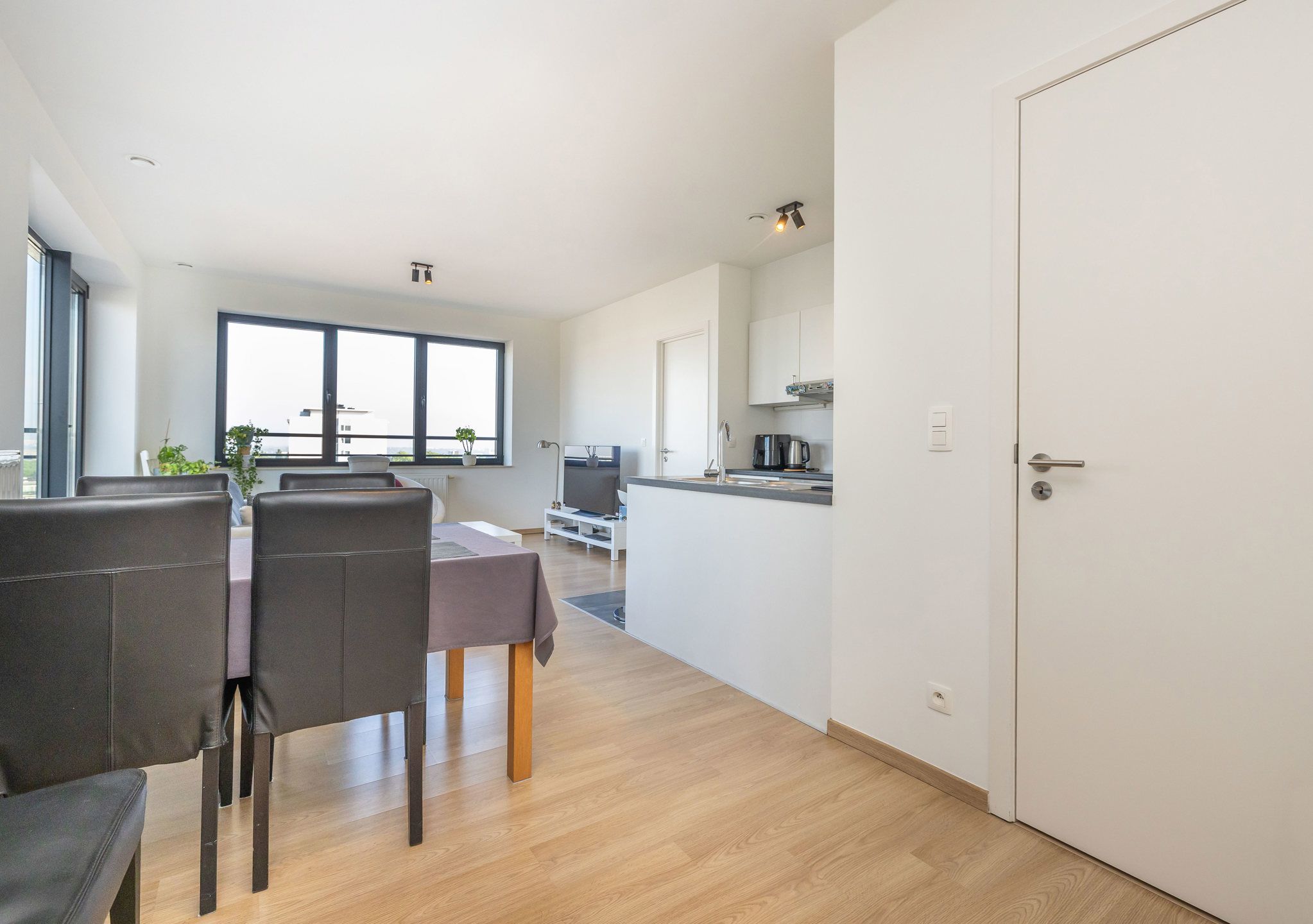 NATO - Appartement met 2 slaapkamers  + P foto 12