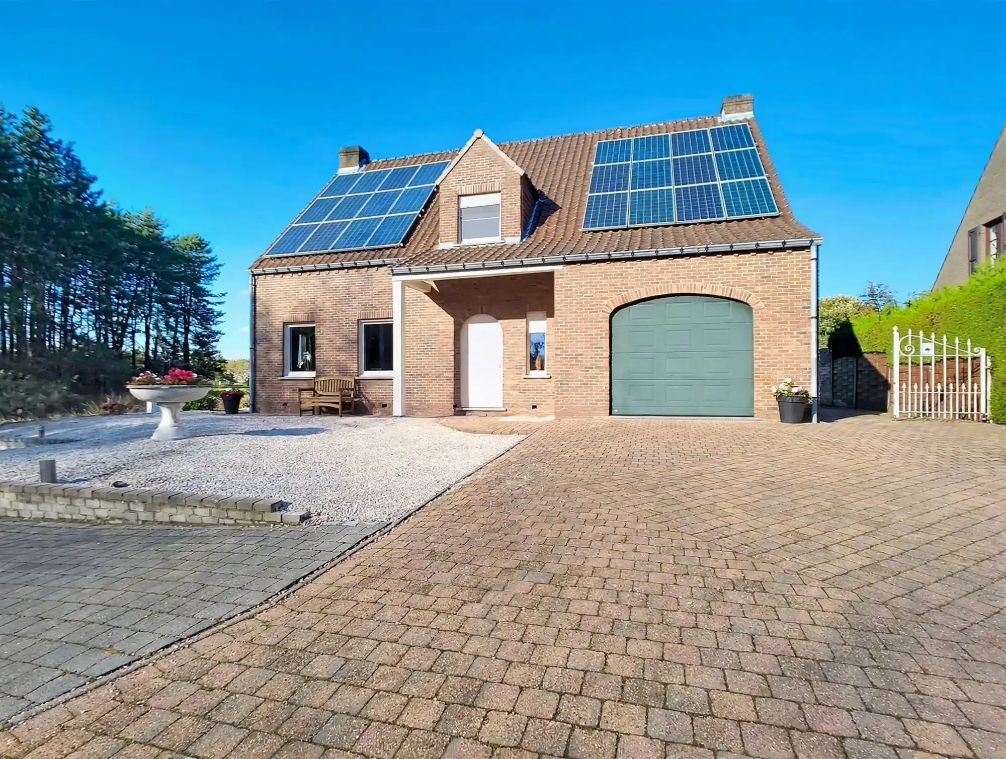 Verrassend ruime gezinswoning met zwembad en multifunctioneel bijgebouw, in het centrum van Heist-Goor! foto {{pictureIndex}}