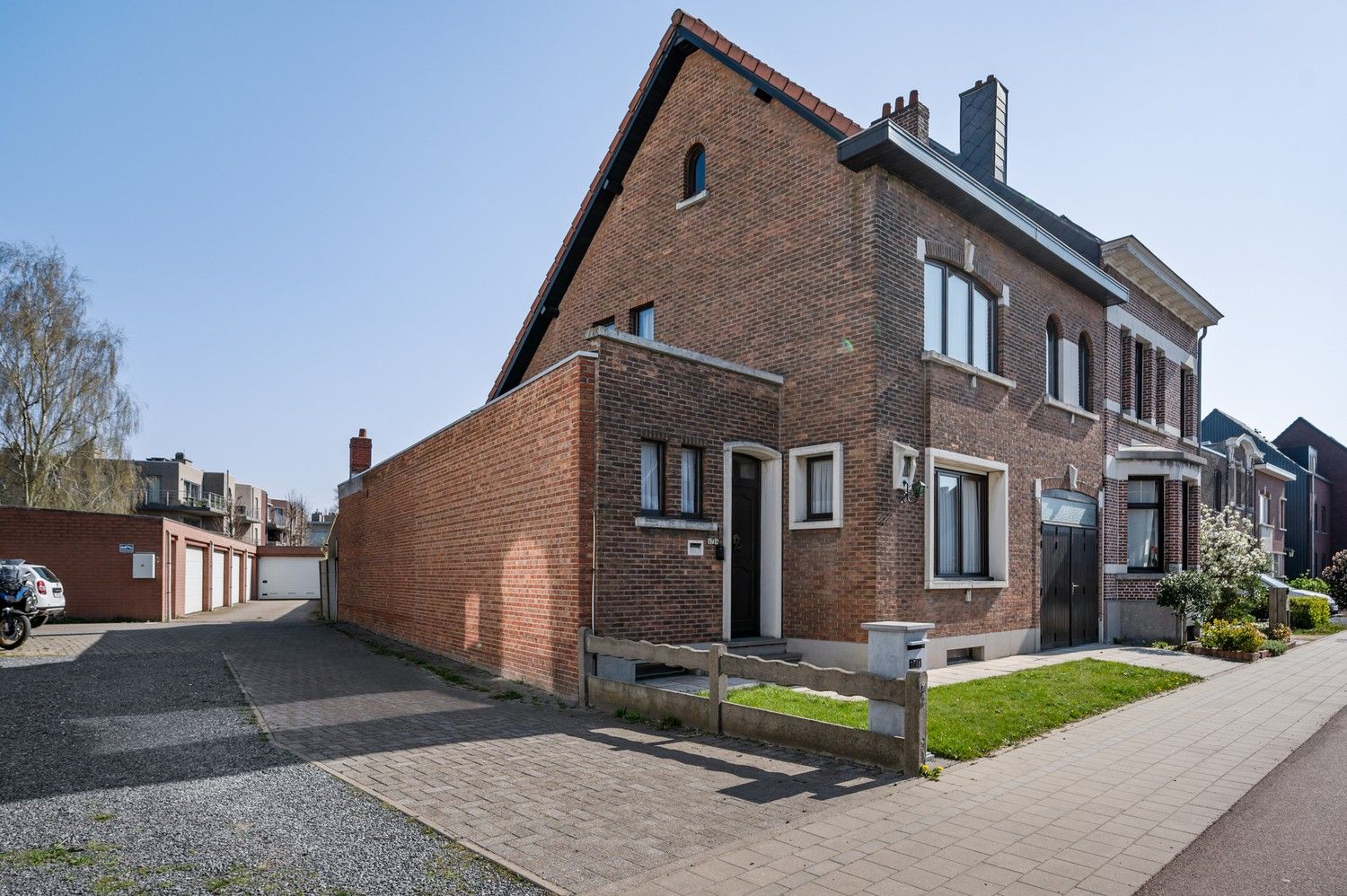Hoofdfoto van de publicatie: Ruime woning met 4slaapkamers en zonnige tuin in Ranst!