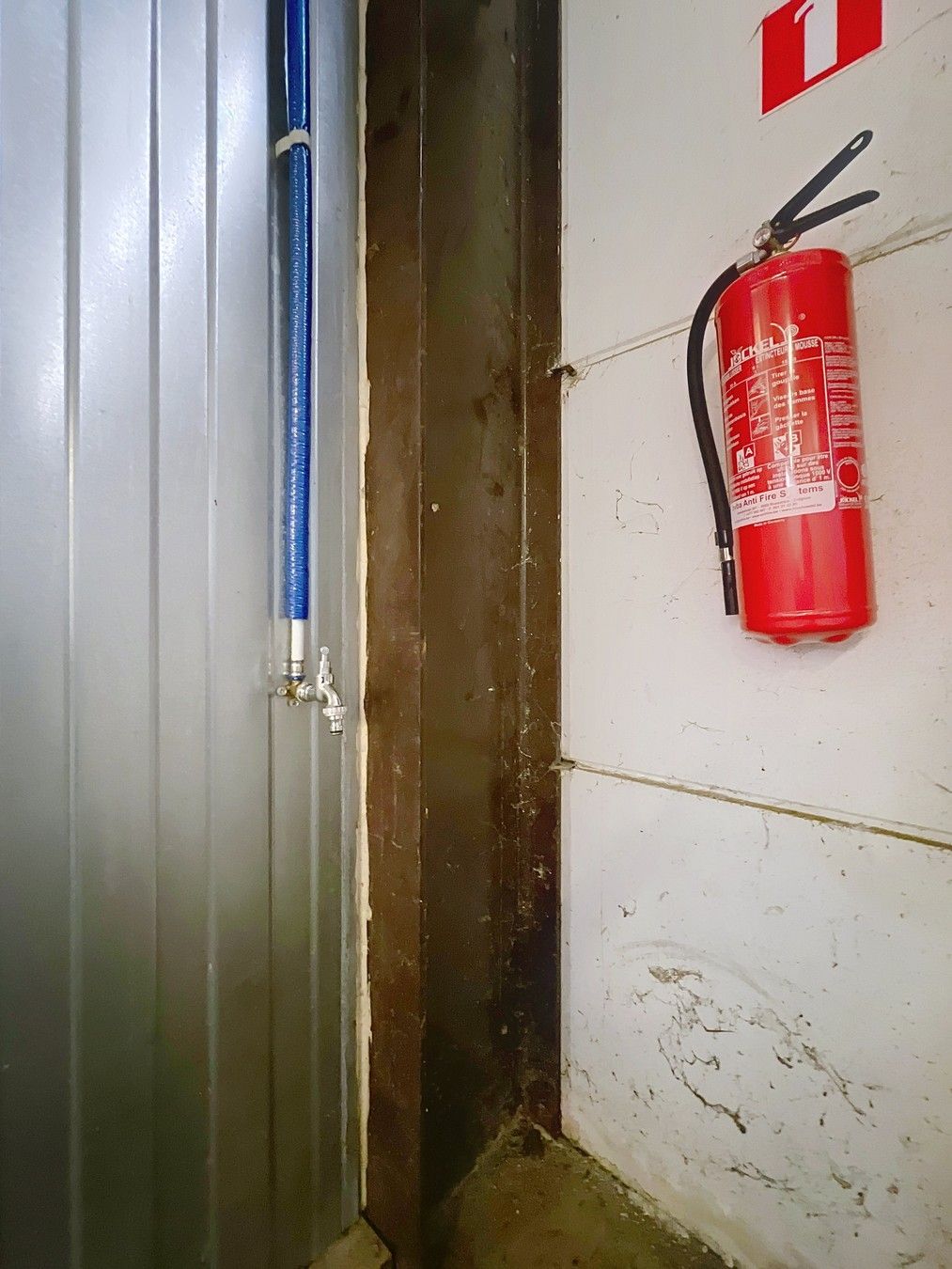 Goed gelegen LOODS (6 x 20m) met sectionaalpoort en geïntegreerde loopdeur. foto 9