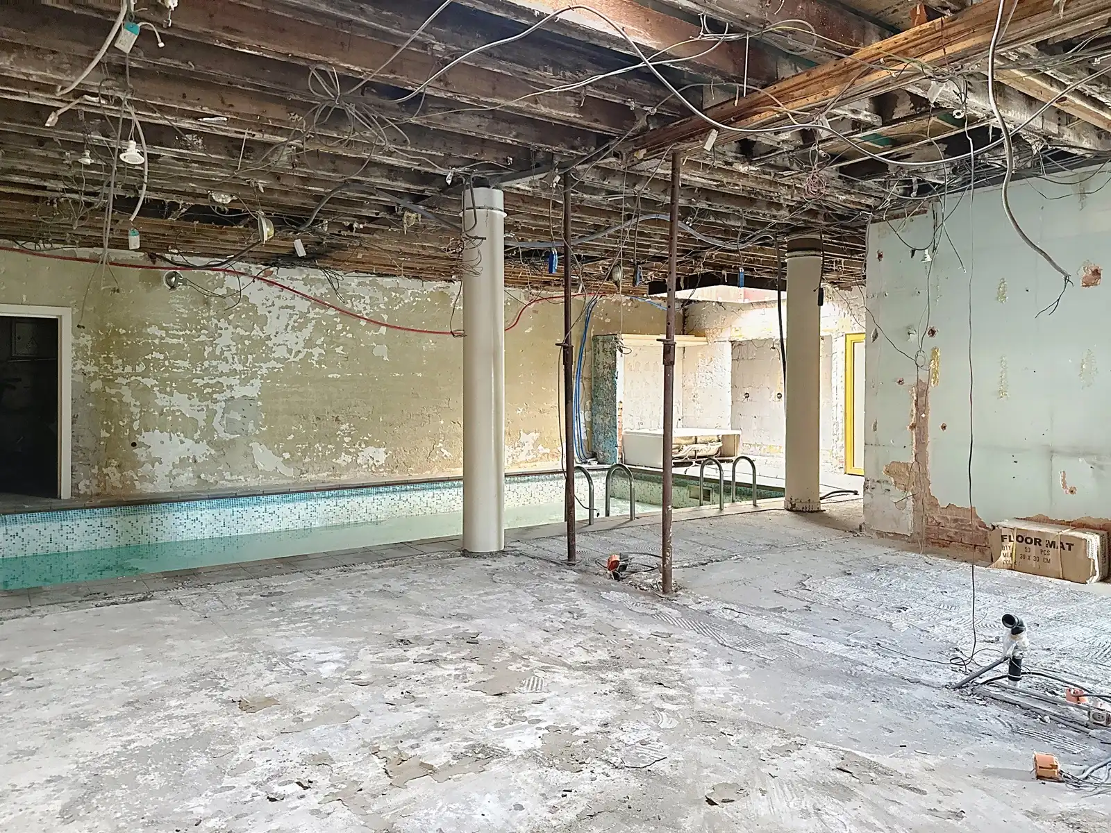 Commercieel pand in casco toestand met garage en parkings foto 4