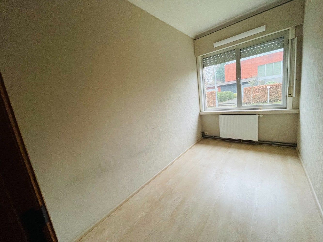 Sint-Andries, residentiele rustige ligging, vlakbij  alle winkels, scholen en E 40 RUIME BUNGALOW met 3 slaapkamers en GARAGE van 48 m² + oprit foto 4