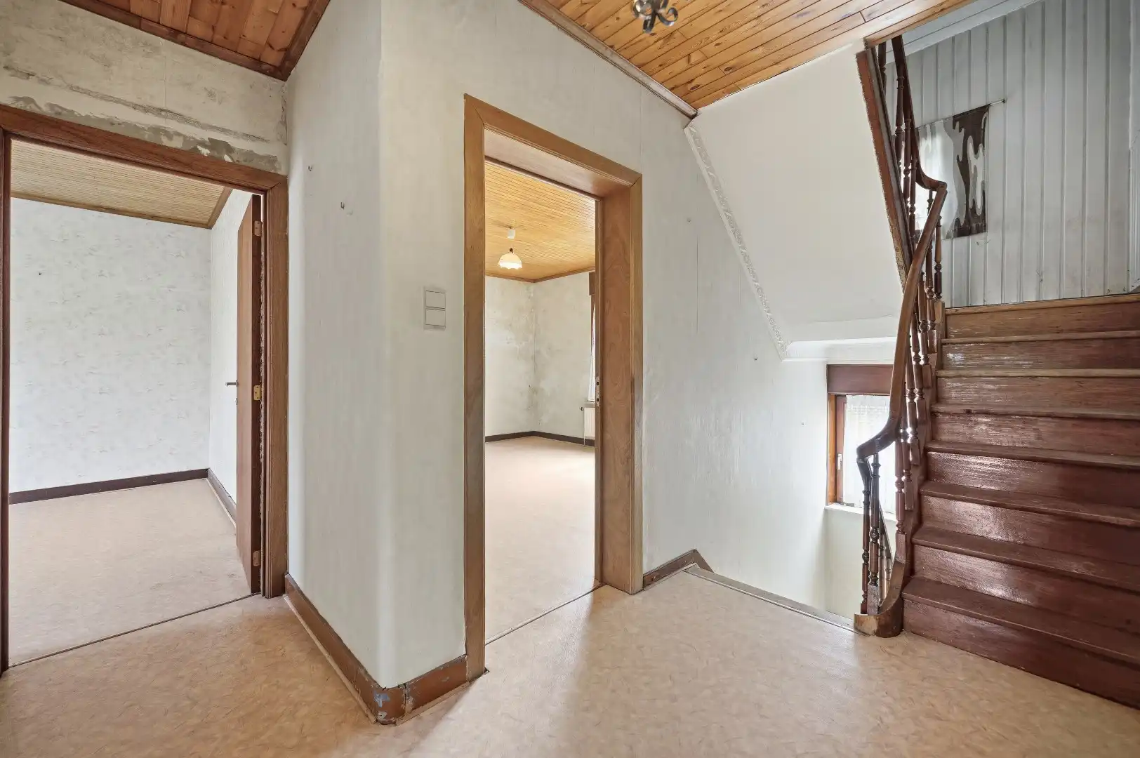 Ruime te renoveren rijwoning met ontzettend veel potentieel en een leuke tuin foto 14