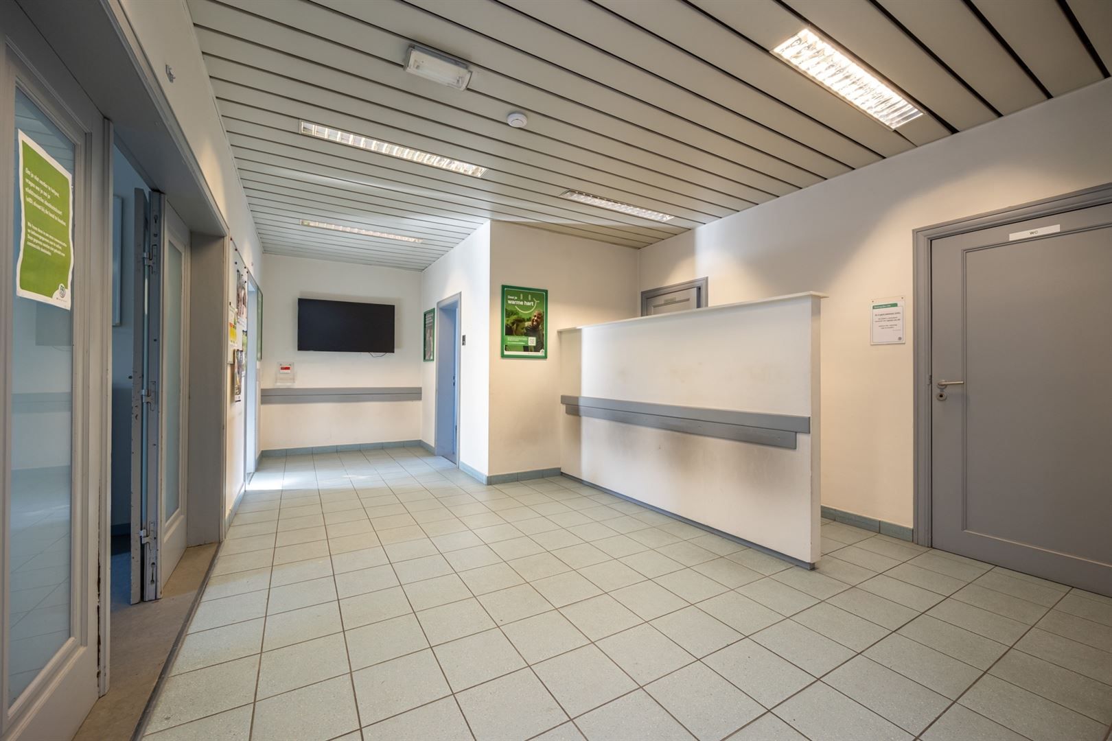 Groot kantoorgebouw op een ideale locatie! foto 6