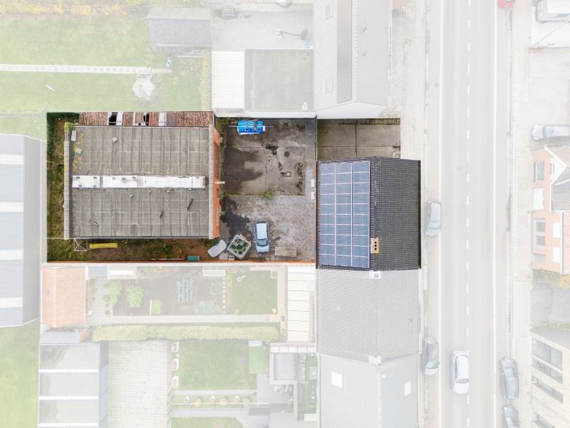 Zonnebeke. Half-open polyvalent ruim gebouw / handelshuis met apart magazijn van +/- 170m2 en  3-5 slaapkamers en apart kantoor / hobby / handelsruimte. Goede staat ! foto 2