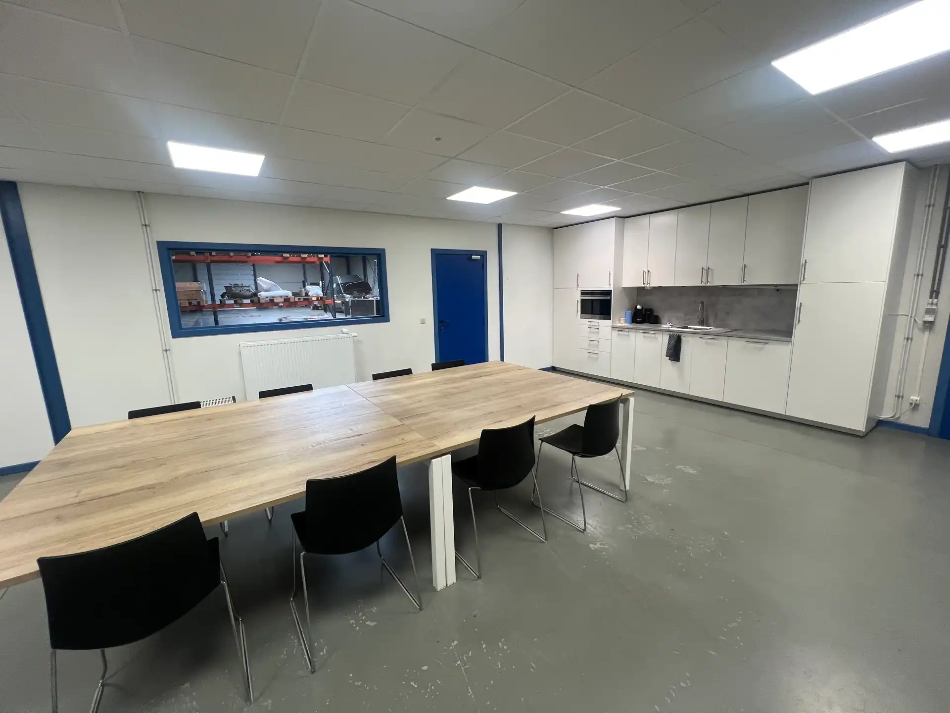 Bedrijfsgebouw met verhard buitenterrein         foto 5