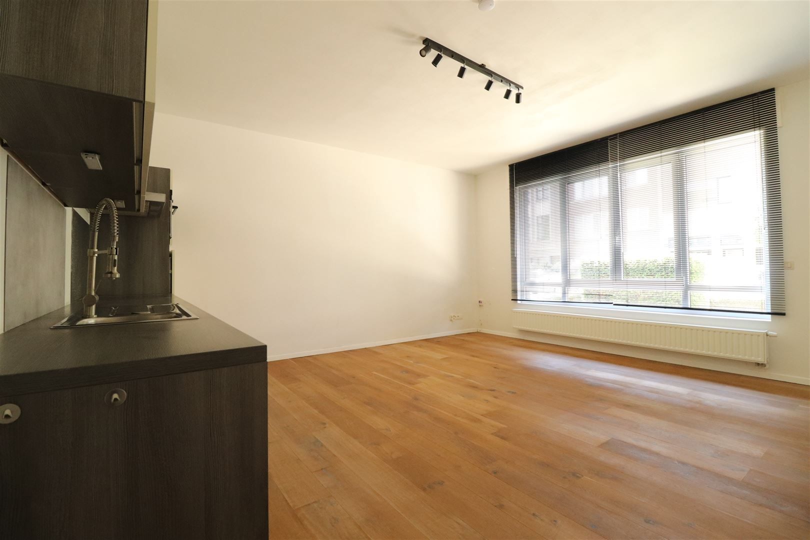 Gerenoveerd gelijkvloers appartement met terras foto 2