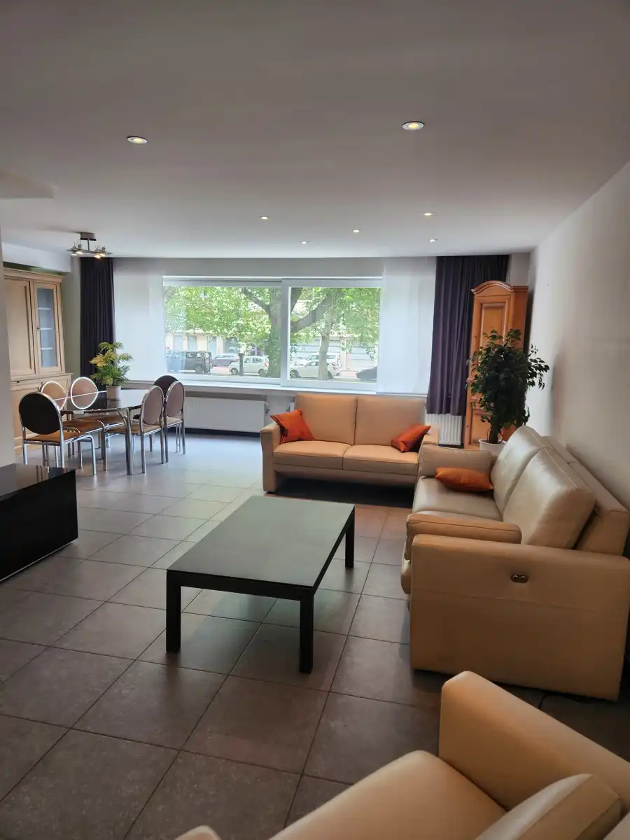 Ruim 3-kamer appartement&nbsp; met terras nabij het station en het stadscentrum foto {{pictureIndex}}