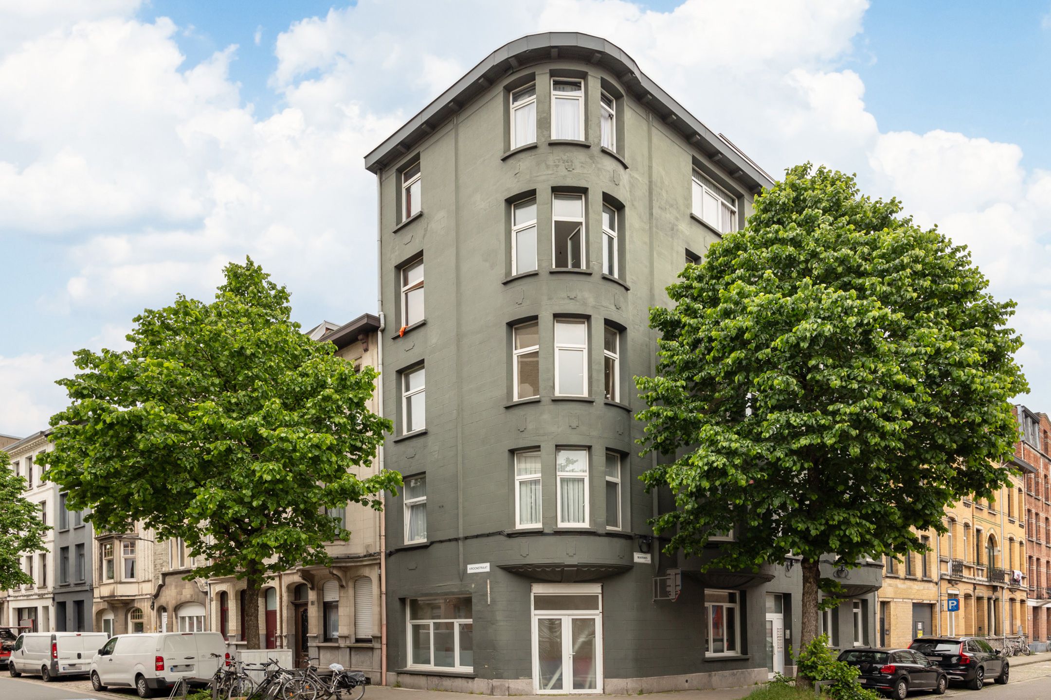 ANTWERPEN - Kleinschalige opbrengsteigendom met 8 units foto {{pictureIndex}}