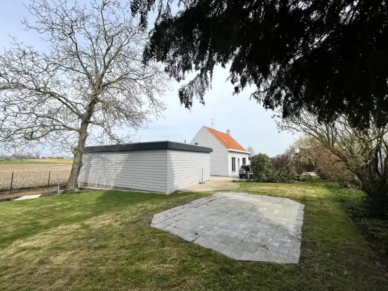 Landelijk gelegen woning met tuin en 3 garages foto 5