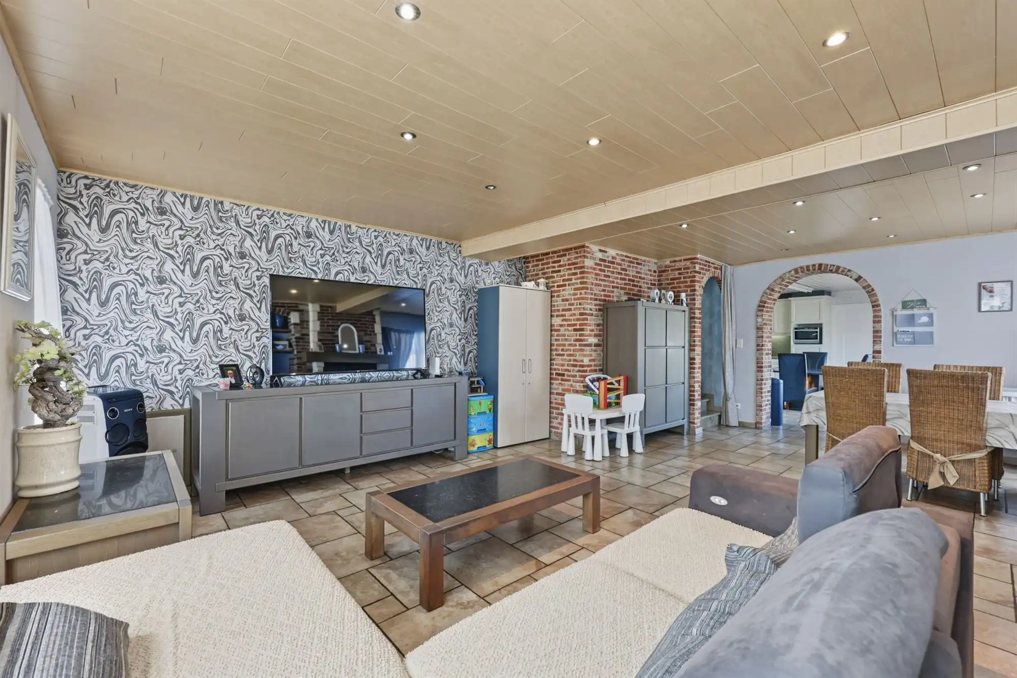 Instapklare woning op ruim perceel met paardenstallen foto 3