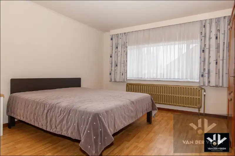 DEGELIJKE GEZINSWONING  MET GARAGE  IN DE SINT-CATHARINAWIJK foto 10