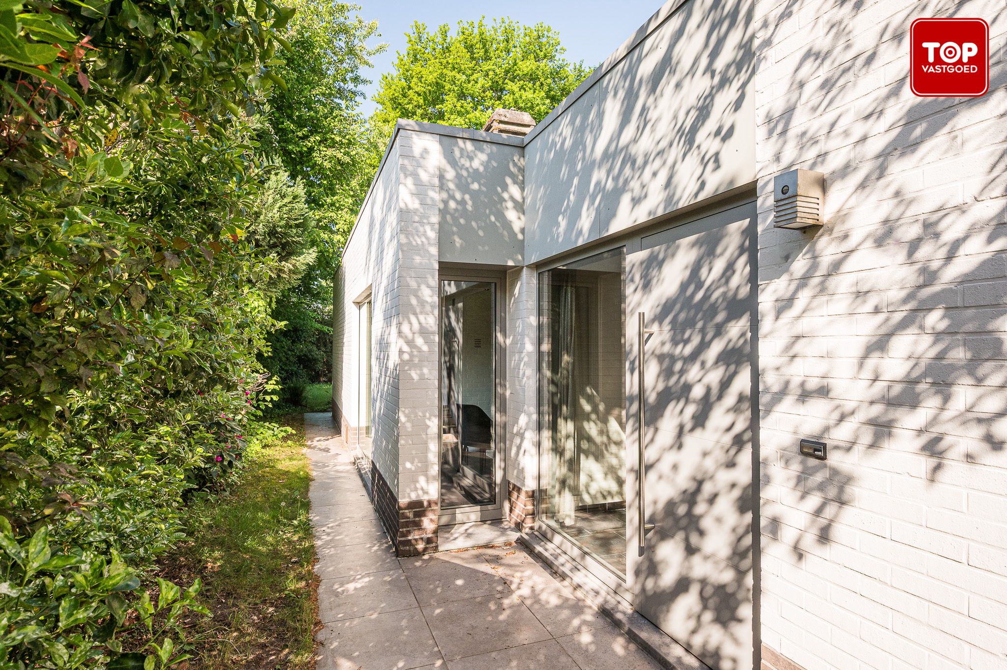 Ruime jaren zeventig villa in Mariakerke-Kolegem foto 3