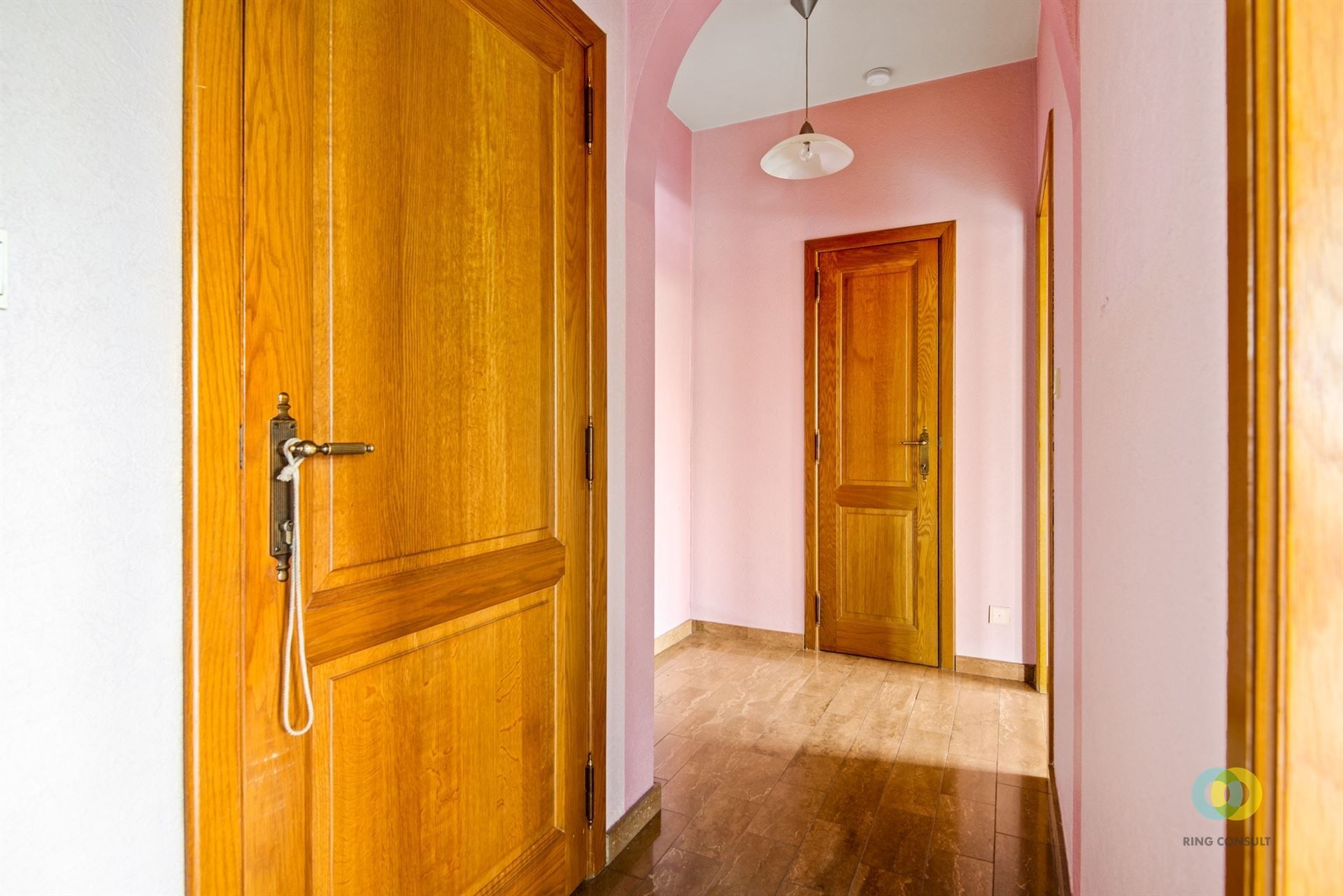 Zeer ruim appartement in klein gebouw foto 2