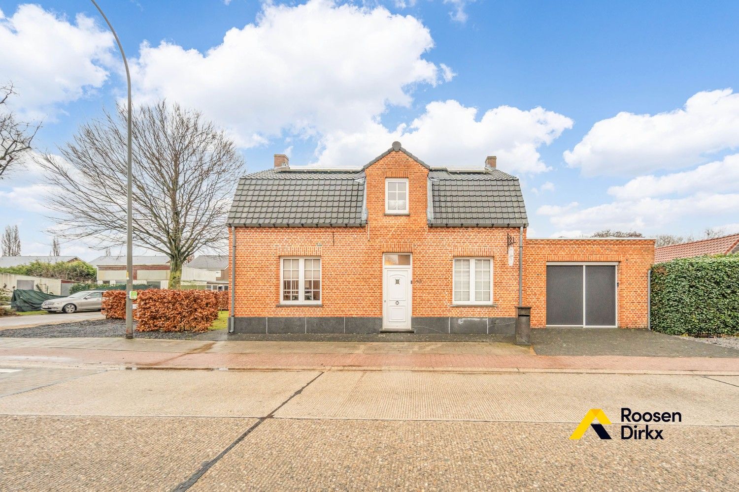 Karaktervolle gezinswoning met 3 slaapkamers, praktijkruimte en pool house op 6a13ca foto {{pictureIndex}}