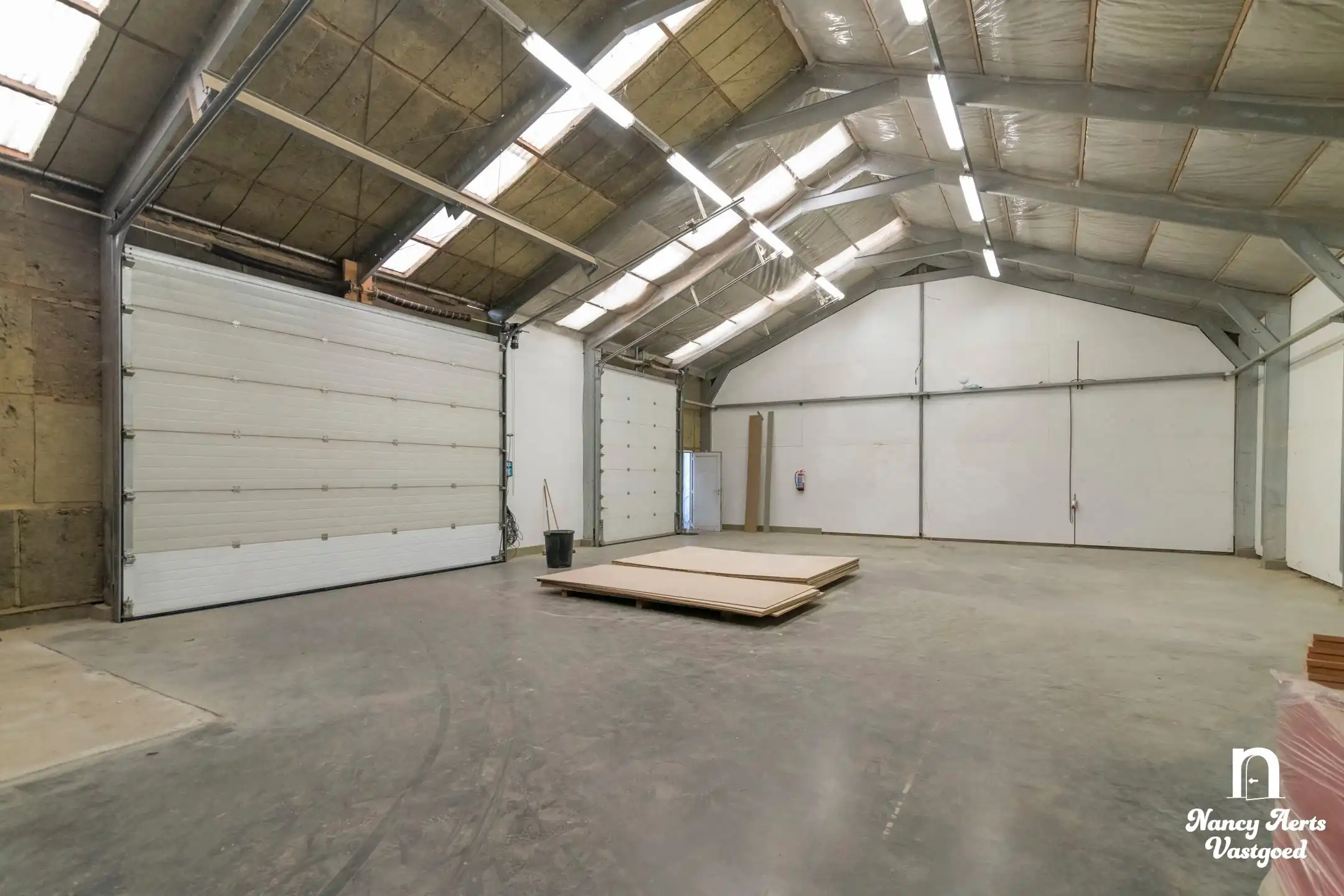 Loods van 550 m² met kantoor en woning met 4 slaapkamers foto 35