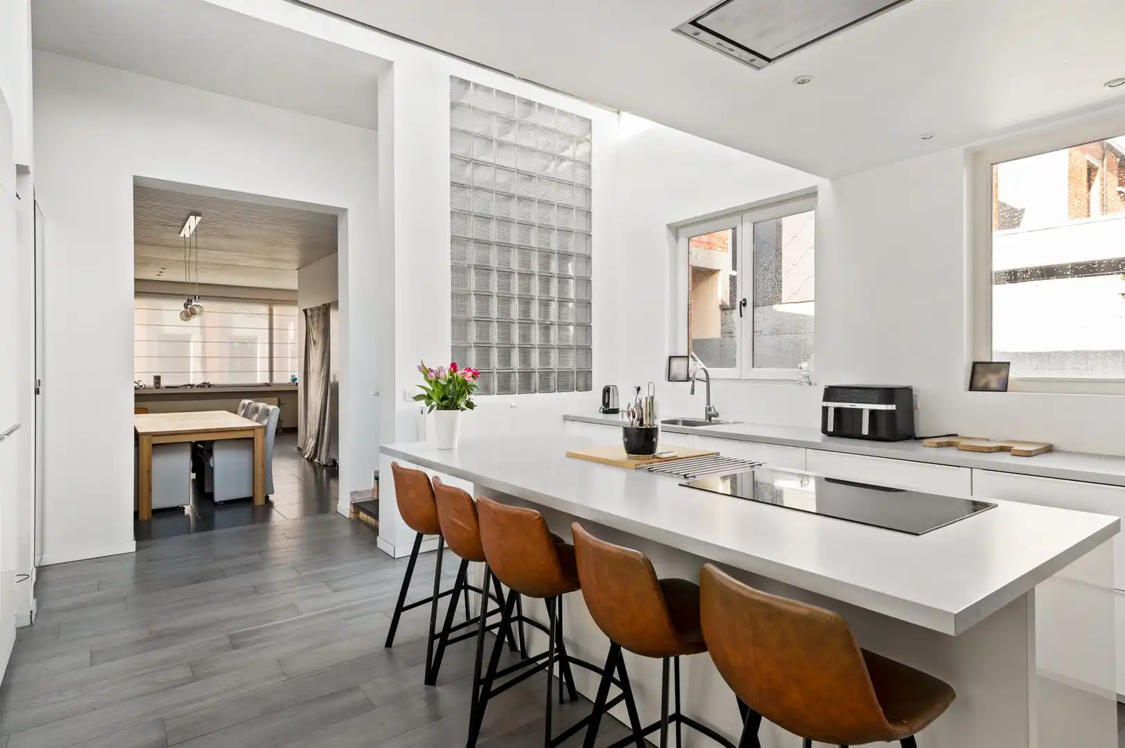 Ruime woning met 5 slpk en grote garage (100 m²) foto {{pictureIndex}}