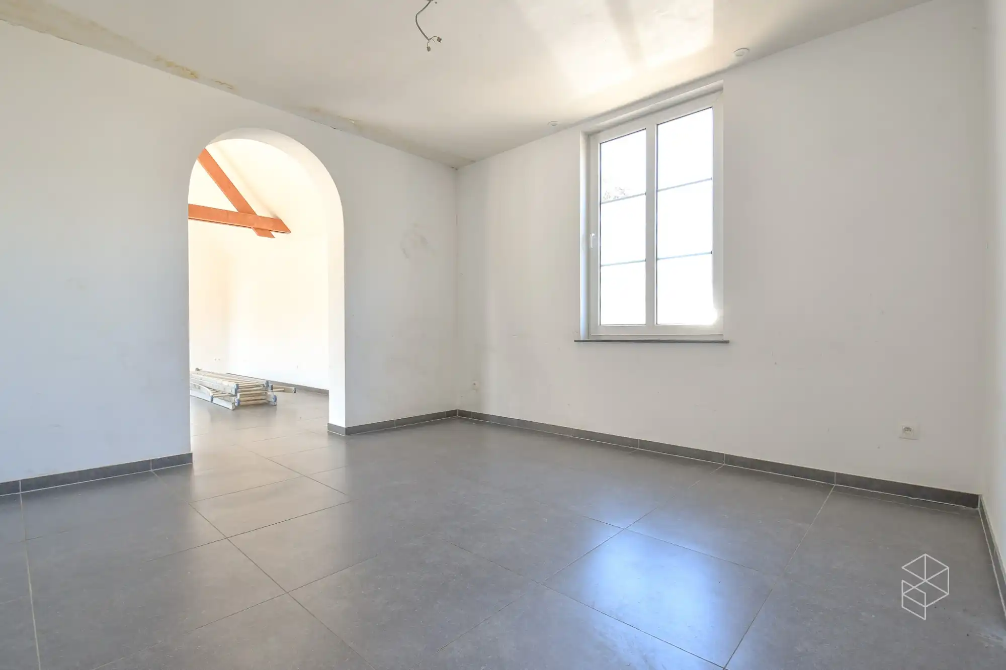Ruime charmante woning met 4 GROTE slaapkamers, garage en een grote zuidwest gerichte tuin foto 4