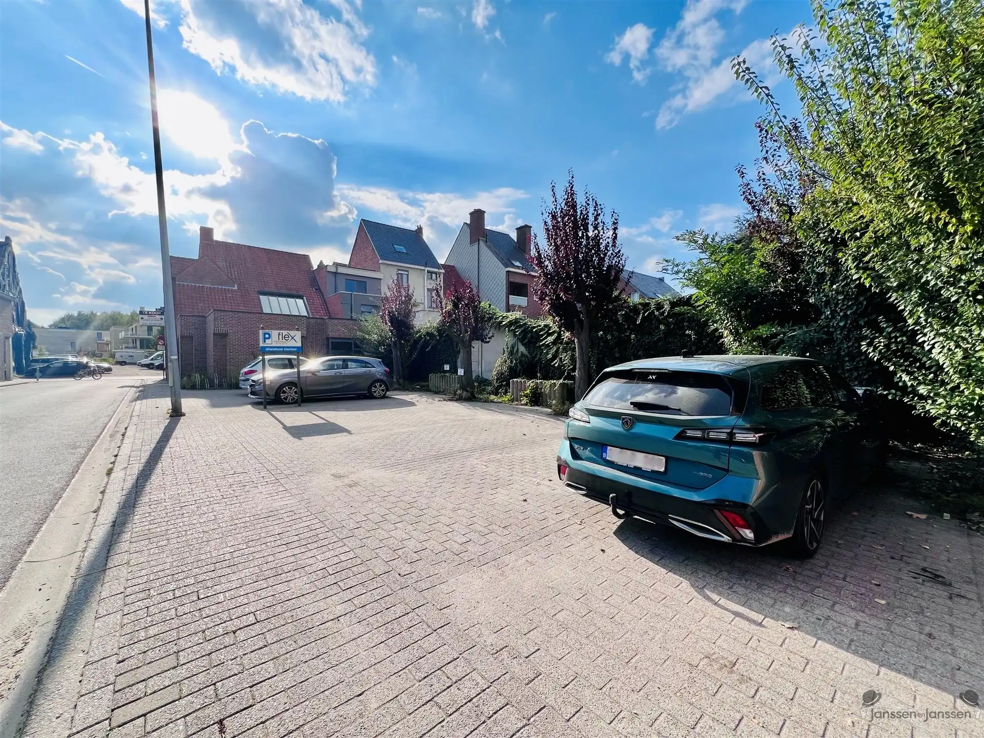 Centraal gelegen handelspand met ruime parking foto 17