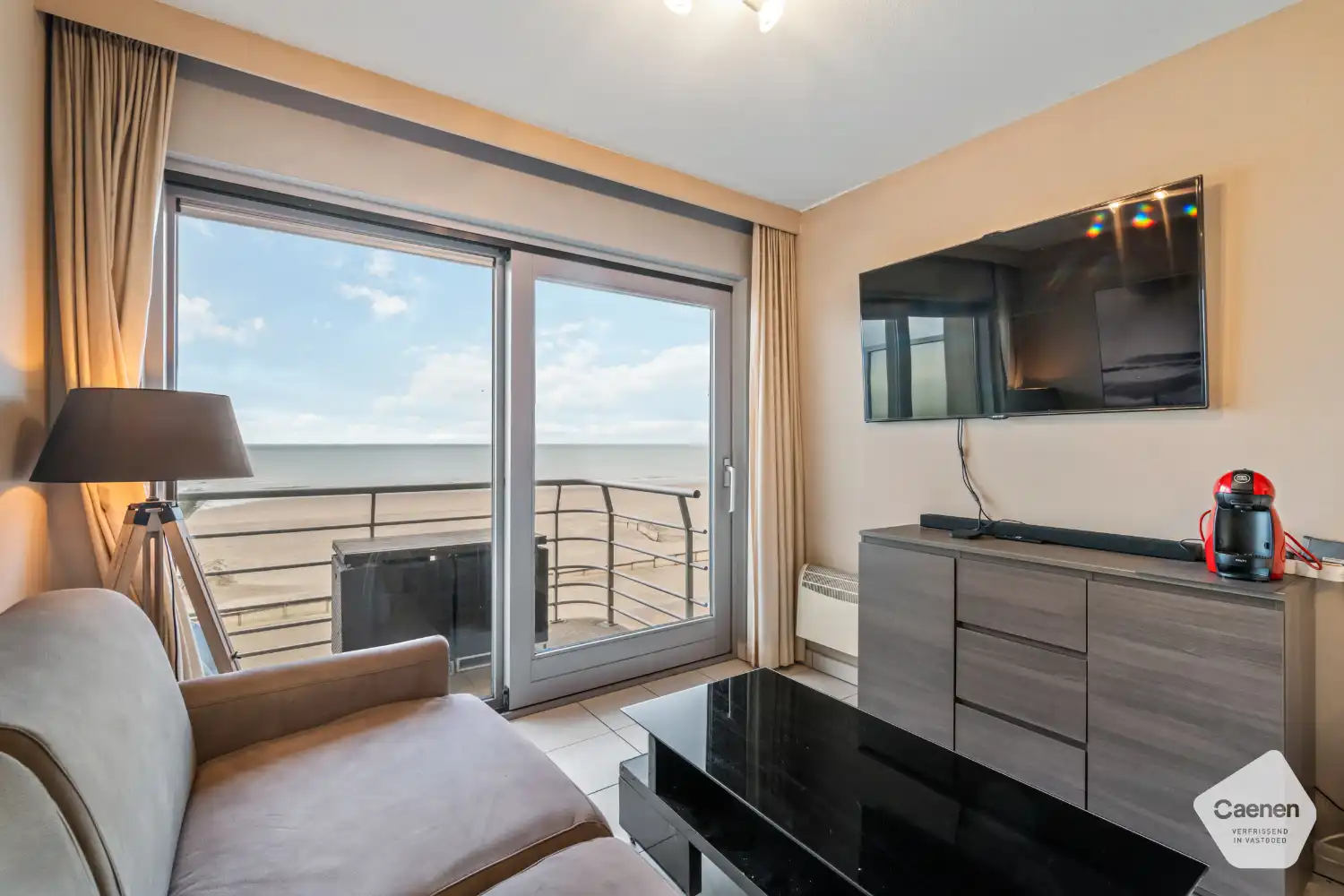 Moderne instapklare studio met prachtig frontaal zicht op zee foto 4