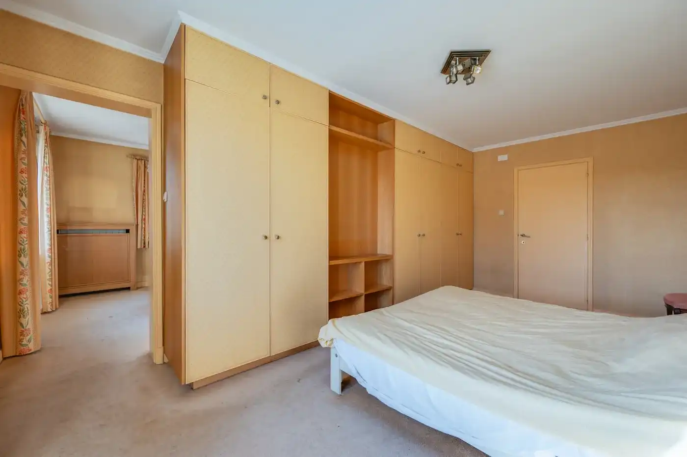 Renovatie opportuniteit! 3 gevel appartement met prachtig zicht op het Zegemeer  foto 16