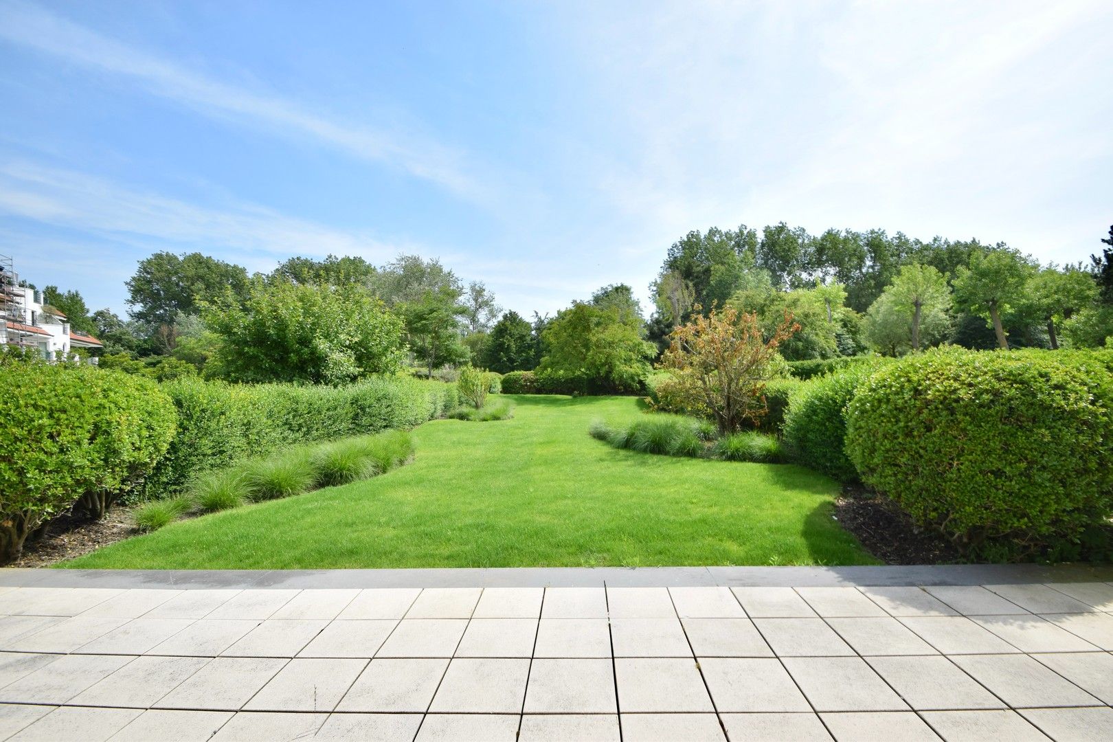 Zonovergoten tuin appartement met groot terras en prachtige tuin gelegen in het exclusieve domein Tennis Gardens. foto 2