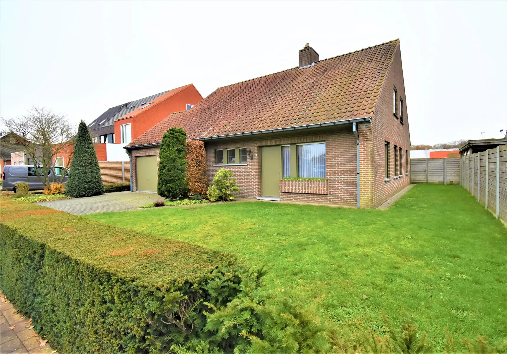 Gelijkvloerse gezinswoning met 4 slaapkamers en grote tuin foto {{pictureIndex}}