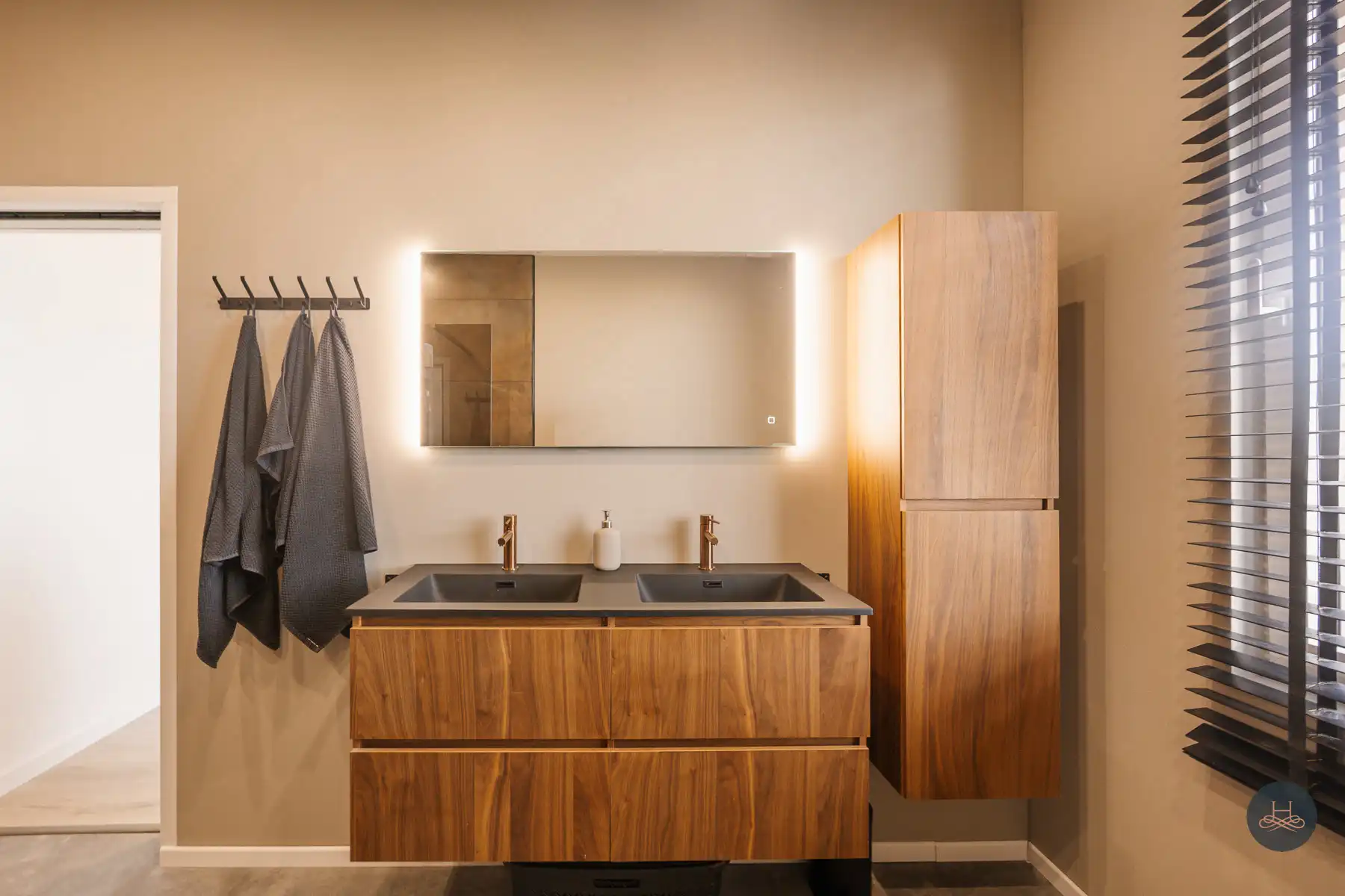 Recent vernieuwde en ruime gezinswoning met tuin en terras foto 19