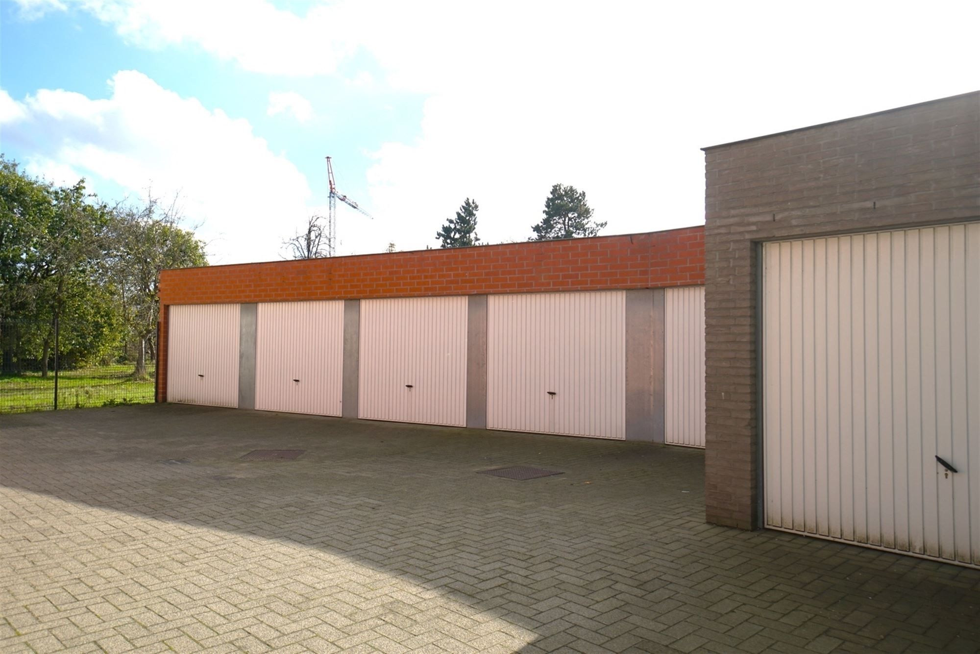2 slaapkamer-appartement met terras en garage, gelegen in het centrum van Oosteeklo foto 13