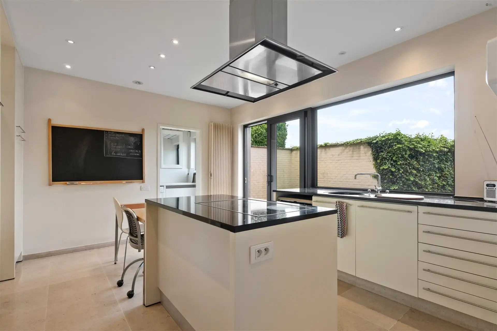 centraal gelegen pand met veel potentieel foto 8