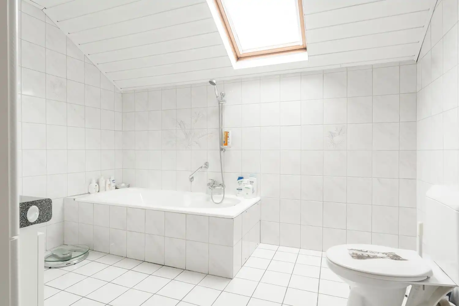 Mooie vrijstaande woning te koop vlakbij het centrum met 4 slaapkamers rustig gelegen op 10a10ca. foto 34