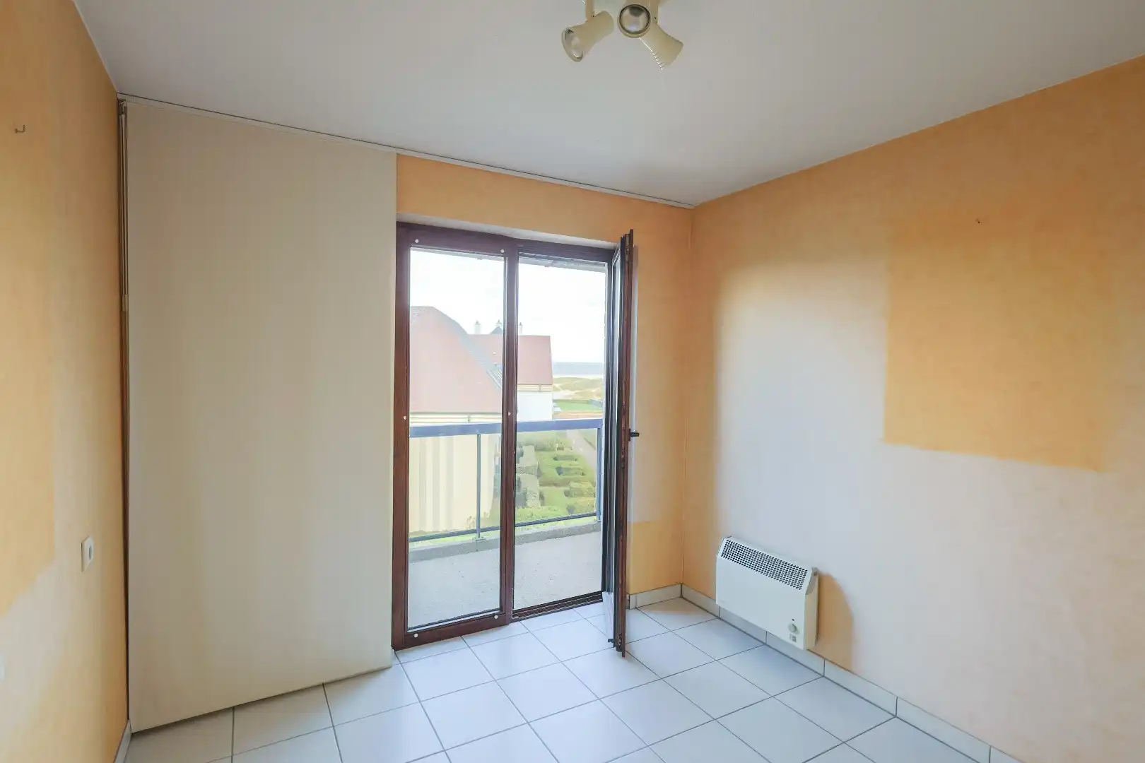 Ruim en zonnig appartement met 2 slaapkamers en een autostaanplaats in Res. Plaza II foto 3