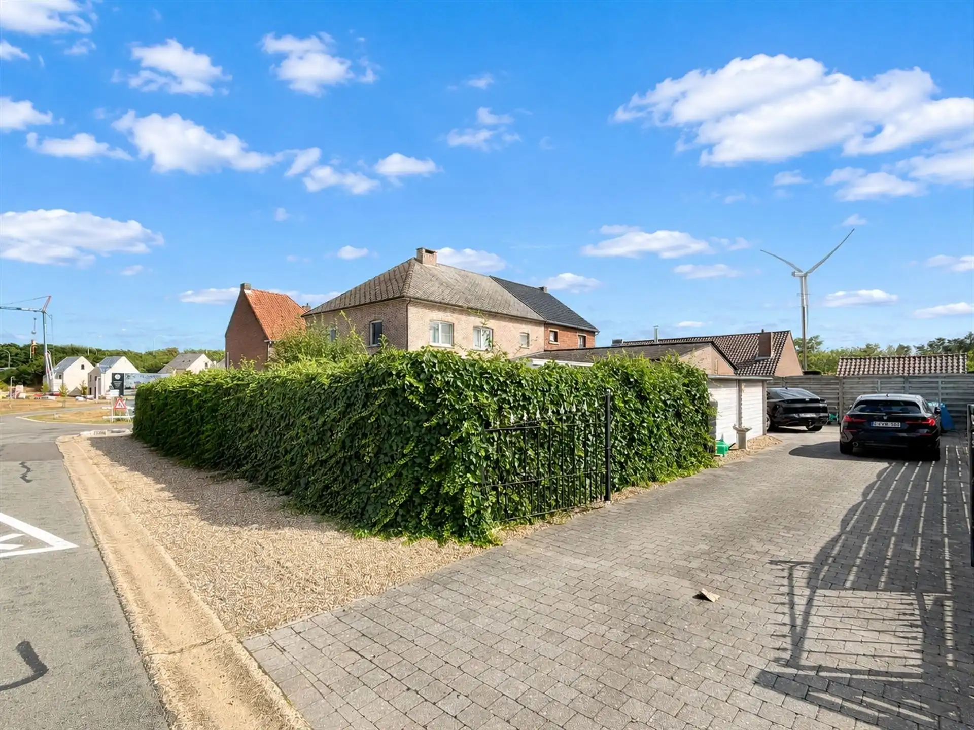 Verrassend ruime gezinswoning met 4 slaapkamers, kelder, zolder en een grote inpandige garage! foto 33
