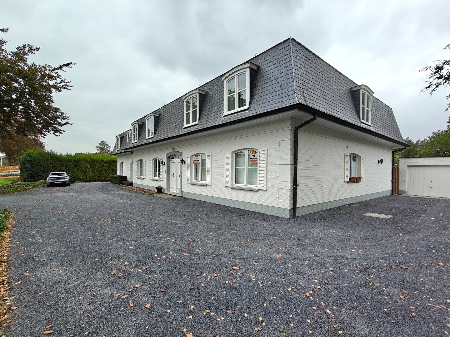 Gelijkvloers appartement met tuin en garage te Lokeren foto {{pictureIndex}}