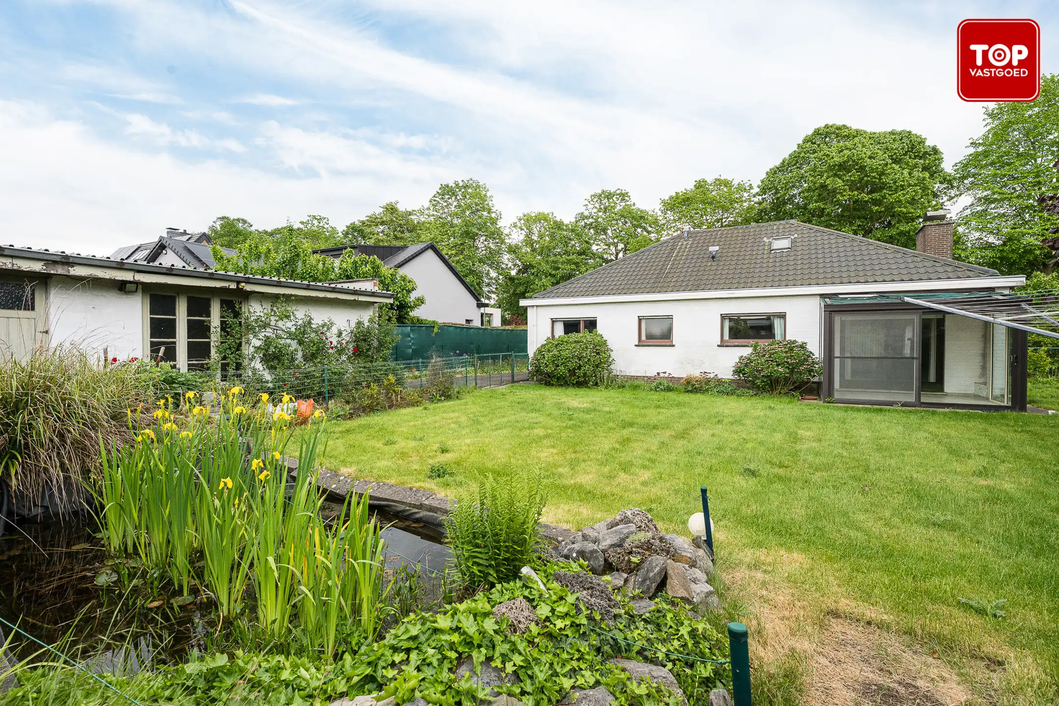 Te renoveren bungalow met charmante tuin op een toplocatie. foto 4