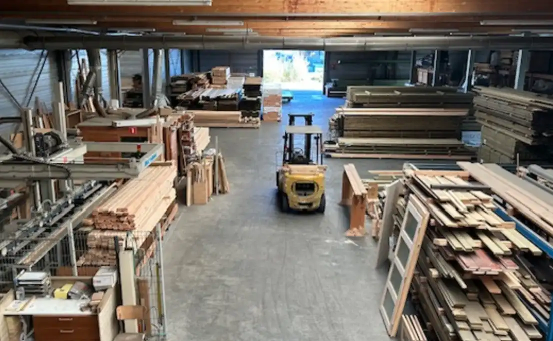 Uitzonderlijke industriële site van 2.721 m² met appartement en studio op terrein van 1,45 ha in Manage foto 16