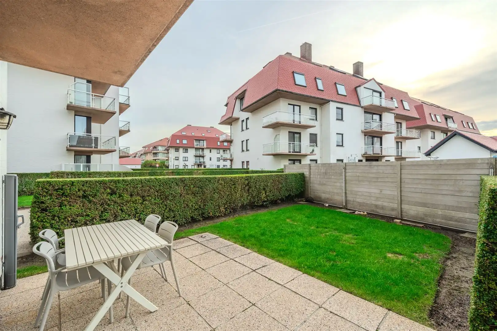 appartement met ruim terras en tuin foto 12