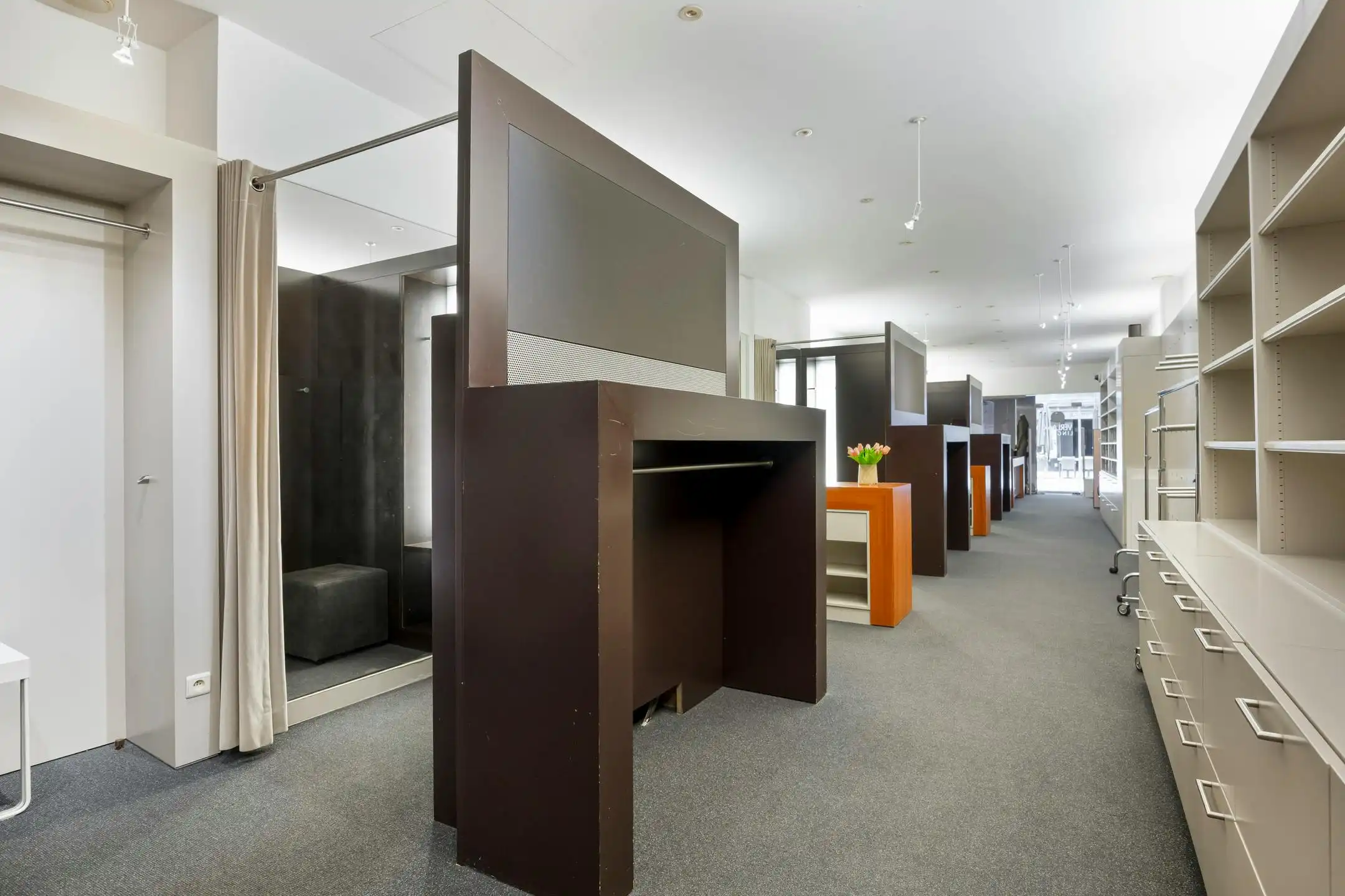 Riante herenwoning met handelsruimte te koop in Maaseik foto 13